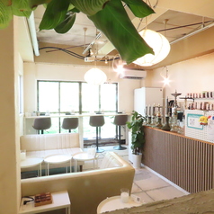 シーシャとカフェを楽しめる店内は、女子会や誕生日会、プライベートパーティーにぴったり。洗練されたインテリアと心地よい空間で、周りを気にせずゆったりと特別な時間をお過ごしいただけます。