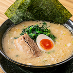 通を唸らせた、豚骨醤油スープが絶品すぎるラーメンも大好評☆麺の硬さやトッピングなどを選べます♪