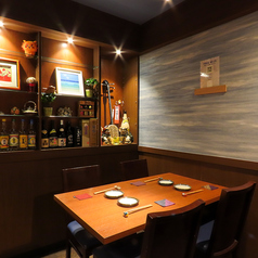 テーブル席を12席ご用意しております。お席は木目調の温かみあるデザインが特徴的です。オシャレな空間で友人やご家族にママ友の集まりなどの食事を楽しむのに最適な場所です。落ち着いた雰囲気の中で、ゆったりとした時間を過ごしながら、美味しい料理と共に心温まるひとときをお楽しみいただけます。