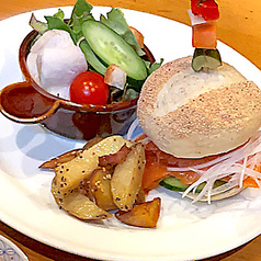 自家製スモークサーモンのケシのみバーガー