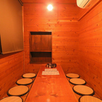 木の温もりが溢れるアットホームな店内には、半個室風のテーブル席やカウンターをご用意しております