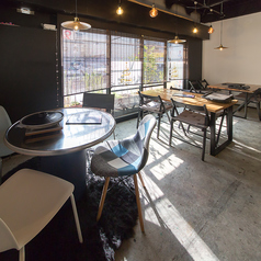 7人掛けのテーブルが1卓ご用意されています。大人数での集まりや特別なイベントに最適なサイズで、広々としたスペースを提供しています。友人や家族、ビジネスの会合など、さまざまなシーンでご利用いただけます。温かみのある木のデザインが施されたテーブルで美味しい料理を楽しむことができます。