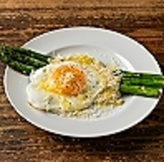 アスパラのロースト　トリュフソースと目玉焼き