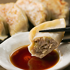 炙りのあきら名物！！肉餃子！！の写真