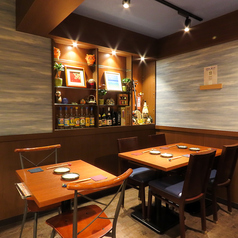 テーブル席を12席ご用意しております。お席は木目調の温かみあるデザインが特徴的です。オシャレな空間で友人やご家族にママ友の集まりなどの食事を楽しむのに最適な場所です。落ち着いた雰囲気の中で、ゆったりとした時間を過ごしながら、美味しい料理と共に心温まるひとときをお楽しみいただけます。