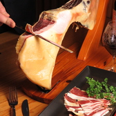 巨大な生ハムの原木をカット体験できる！！子供から大人まで楽しい体験をすることができます。宴会、女子会など、トークで盛り上がるのももちろんですが、生ハムカット体験を通してより仲を深めましょう♪プライベートシーンからファミリー、宴会でも盛り上がること間違いなし！