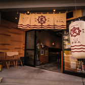 日が暮れると、暖かく灯される照明に小さく揺れる暖簾。清潔感溢れる真っ白で大きな提灯煌々と足元を照らして、お客様をお誘いします。デザイン性のあるおしゃれな外観は普段使いにもデートにもぴったりの分位活きです。足元は段差がございますのでご注意ください。屋根付きの入り口ですので雨の日は傘をさす際にも便利です