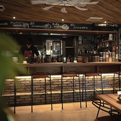 【カウンター席×5席】目の前で丁寧に調理される創作料理を楽しみながら、シェフとの会話も楽しめる特別な空間。お一人様でも気軽に訪れて、ゆったりした時間を過ごせます。また、大切な人と一緒に特別なひとときを共有するのにもぴったりです。ここでの食事は、新しい味覚との出会いが待っています。