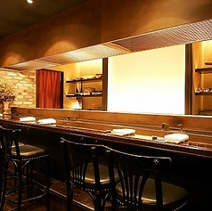 料理人の技を間近でご覧いただけるカウンター席です。目の前で調理される様子や、食材が焼ける音、香りを五感で感じながら、ライブ感あふれるお食事をお楽しみいただけます。