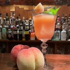 桃とクランベリーのカクテルの写真
