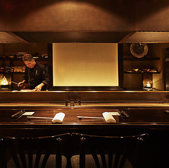 料理の香りが漂う特等席で、シェフとの会話を楽しみながら食事をご堪能ください。お一人様でも気兼ねなく、じっくりと料理を味わいたい時におすすめです。洗練された空間で、心ゆくまでお食事をお楽しみください。