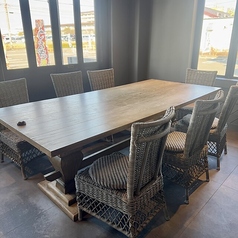 やわらかな風が吹く開放的でお洒落な店内空間です。居心地の良い寛ぎの時間をお過ごしいただけます。