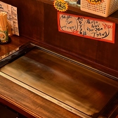 【東京もんじゃを堪能】下町っ子に愛され続けたもんじゃをリーズナブルにご提供！アットホームで昔ながらの落ち着く佇まい。テーブルにもんじゃ席には鉄板が設置されているので、ご家族やご友人と焼き上げるまでのわくわく感が楽しめます☆