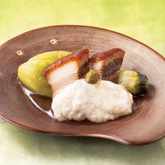 ラフテーと翡翠茄子(ひすいなす)のとろろ山葵(わさび)掛け