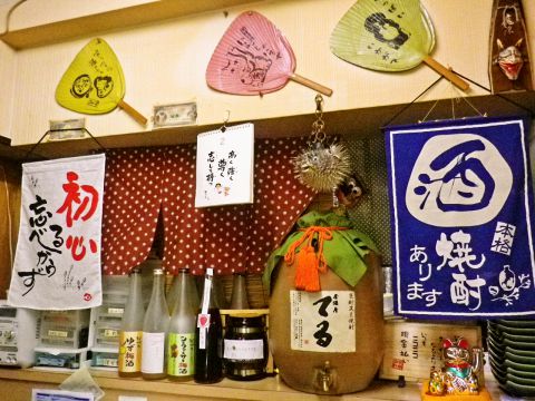 焼酎とサバ棒寿司が自慢の居酒屋です。のんびりくつろげる雰囲気です。