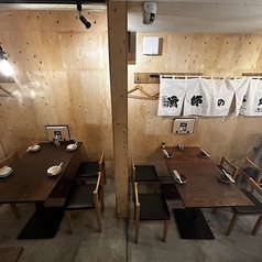 7から8名様でご予約の場合、こちら２つのテーブルにお掛けいただきます！