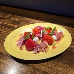 季節の果物とモッツァレラチーズ生ハム