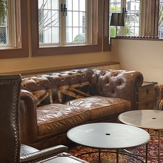 ソファー席もございます◎お寛ぎいただける開放的で居心地の良い空間。お洒落なインテリアが並ぶカフェで素敵なひとときを♪