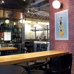 レンガ調の大きな柱の横にある大きな窓の横にあるお席です。店内のライトではなく、窓から差し込む柔らかい自然光がより一層料理を魅力的にしてくれます。窓の外にある観葉植物が適度に目隠しになり、また大きな柱が周りの目線を遮ってくれるためやや個室感も生まれるため人気です。