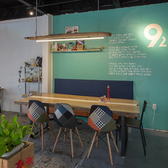 【カウンター4席】当店のカウンター席は、4席ご用意しております。カウンター席は、お一人様でも気軽にお越しいただける落ち着いた雰囲気で、友人と共に過ごすのも良し、ひとりでゆったりとした時間を楽しむのも良し。気軽に立ち寄れるカウンター席で、ぜひ特別なひとときをお過ごしください。