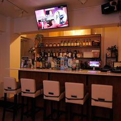 お一人様でも気軽に立ち寄れるカウンター席をご用意しています。スタッフとの会話を楽しんだり、お隣のお客様と乾杯したり♪もちろん、じっくりお酒とカラオケを楽しむのもOK!お仕事帰りのサク飲みにもぴったりです。思い思いの自由な時間をお過ごしください♪