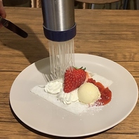 注文を受けて絞り出す苺大福味モンブラン◎