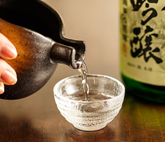 《厳選された日本酒で食を愉しむ》