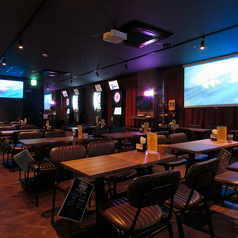 4名様用のテーブルをご用意しております。横一列に並んでおりますので、大人数のパーティーなどに最適です。