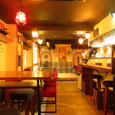 【特別な会話を楽しむカウンター席◎】カウンター席は2席あり、リラックスした雰囲気の中で会話を弾ませることができます★デートやおひとり様の利用にもぴったりで、気軽に立ち寄れるのが魅力です♪軽いおつまみを楽しみながらの、友人同士での飲み会にも、最適な空間となっています！