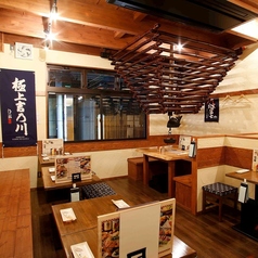 天王寺駅から徒歩圏内、阿倍野駅からは徒歩1分の好立地!お仕事帰りにふらっと立ち寄れる活気ある空間。備長炭で焼き上げる香ばしい串料理と、冷えたお酒が疲れた体に染み渡ります。カウンター席でサク飲みはもちろん、同僚との語らいにも最適。深夜4時まで営業しているので、時間を気にせずゆっくりとお過ごしください。