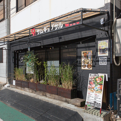 17名以上のグループでの貸切が可能です。広々としたテーブル席やおしゃれなカウンター席を利用し、大人数での集まりや特別なイベントをお楽しみいただけます。温かみのある木を基調としたデザインの空間が、リラックスした雰囲気を提供し、友人や家族との素敵なひとときを演出します。