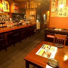 【禁煙席】4名様×1席/2名様×1席/カウンター席7席でのご案内となります。禁煙席の個室席はご用意しておりません。【喫煙席】4名様×4席/6名席×2席団体様~少人数のにもぴったりなお席をご用意しております。