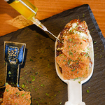 【牡蠣のワンスプーン】は大ぶりの牡蠣にトリュフエキスを注入した贅沢で香り豊かな自慢の一品！