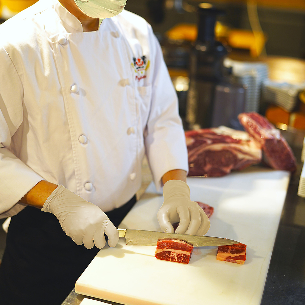 やまごやではほとんどのお肉が手切り。お肉に合わせた切り方ができるので、柔らかく食べやすい肉に！