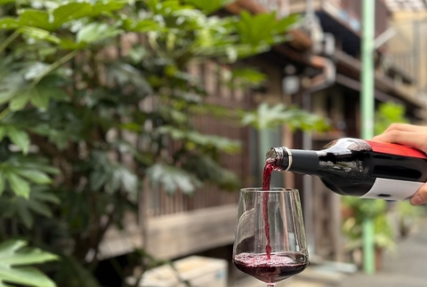 スペインワイン×ソファーのある古民家バル