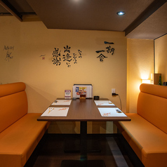 8名掛けの広々としたテーブル席で、ごゆっくりお過ごしいただけます。全席喫煙可ですので、会社宴会にもぴったりです◎
