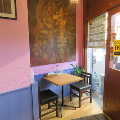 デートや友人同士での食事にちょうどいい2名テーブル席。程よい距離感で会話がしやすく、スパイス料理をゆっくり味わえます。落ち着いた雰囲気なので、ランチはもちろん、仕事帰りのディナーや軽く一杯楽しみたい時にも使いやすいお席です。