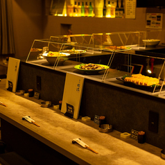 【ゆったり過ごせるカウンター席】おひとり様での気軽な一杯やデートにおすすめのカウンター席は10席をご用意♪