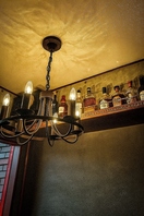 イギリスの街角を思わせるアンティークな店内