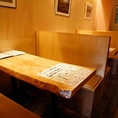 【家族とのお食事の場】ご家族連れのお客様にも安心してお過ごしいただける、クリーンな環境です。背もたれが高めでゆったりと座れるボックス風のテーブル席もあり、小さなお子様と一緒の団らんも周囲に気兼ねなくお楽しみいただけます。