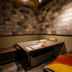 静謐な空間に包まれた焼武者の完全個室。石壁や照明、和の設えが特別なひとときを演出。記念日・接待・ご旅行のご会食にも最適です。