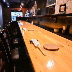 臨場感たっぷりの焼き場を目の前に望む特等席。香ばしい香りと職人の技を間近で楽しみながら、お一人様での晩酌やデートでゆったりとお過ごしいただけます。
