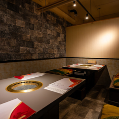 ロールスクリーンで仕切られた半個室は、和の趣と程よいプライベート感が魅力。少人数の会食から団体利用まで、人数に応じて柔軟にご案内可能です。