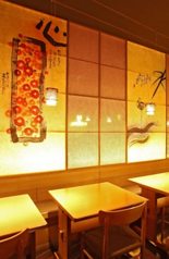 雰囲気自慢の空間で楽しいひと時をお楽しみください。広々とし店内は、112席を備えており、家族や友人との楽しいお食事に最適な空間です。和の落ち着いた空間で、思い出に残るひとときをごゆっくりとお過ごしください。