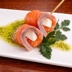 サーモンクリームチーズ串バジルソース