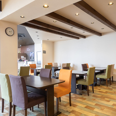 【1～5名様・テーブル席】ご家族でのお食事や、お出かけの際のランチなどに丁度良いお席となっております。お子様用の椅子もありますので、お気軽にお声がけください！