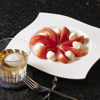 充実したおつまみとドリンクのペアリングも楽しめる