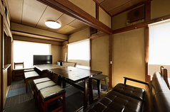 オフ会や各種宴会にぴったりな空間をご用意しています。最大15名様まで利用できるテーブル席は皆様で美味しい料理とお酒を召し上がりながら快適にお過ごしいただけます。