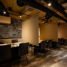 和の装飾と落ち着いた照明に包まれるテーブル席は、少人数での観光ディナーや普段使いに好評。ゆとりある空間でゆっくりとお過ごしいただけます。