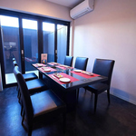 落ち着いたモダンな空間で厳選黒毛和牛に舌鼓！テラス付きの完全個室もご用意しております。